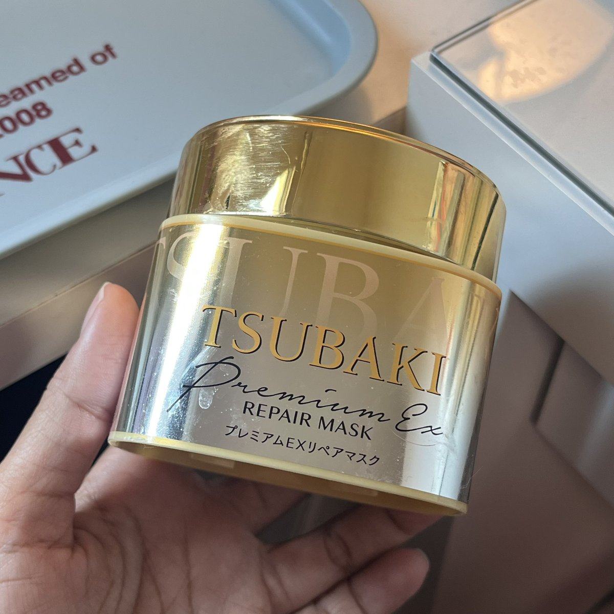 Sawarinni's tweet photo. TSUBAKI repair mask กระปุกสีทอง ใครผมแห้ง/ผมเสีย ไม่อยากหลายขั้นตอน ตัวนี้กู้ชีพสุดๆ ผมสวยเงาและกลิ่นหอมมาก!!!! ผมดูสุขภาพดีขึ้นเยอะเลย ใช้หมักผมหลังสระนวดๆแล้วล้างออกได้เลย ผมนุ่มมากกก ไดร์ง่าย สางง่าย หวีลื่น ผมสุขภาพดีสุดๆไปเลย ตัว repair mask เนื้อเขาแบบเข้มข้นจริงๆ
; https://t.co/3LMVcb6E1C
; https://t.co/dyDj8nbceQ

TSUBAKI ตำนานผมนุ่ม นี่ชอบความหอมละมุนของสูตรสีชมพู ผมหอมฉ่ำสุดๆๆๆๆ ติดใจมาก เรื่องบำรุงคือดีอยู่แล้ว ใครผมเสียแนะนำเลย เนื้อเข้มข้น ผมสลวยสุดๆ ตัวนี้ได้ความหอมหวานแบบติดทนมาด้วย ชอบมากกกก กลิ่นหวานกว่ากระปุกสีทอง แต่เรื่องบำรุงคือเริ่ดมงลงทั้งคู่ 🌸
; https://t.co/b9kRsSDsmN
; https://t.co/aRsgtLlhct