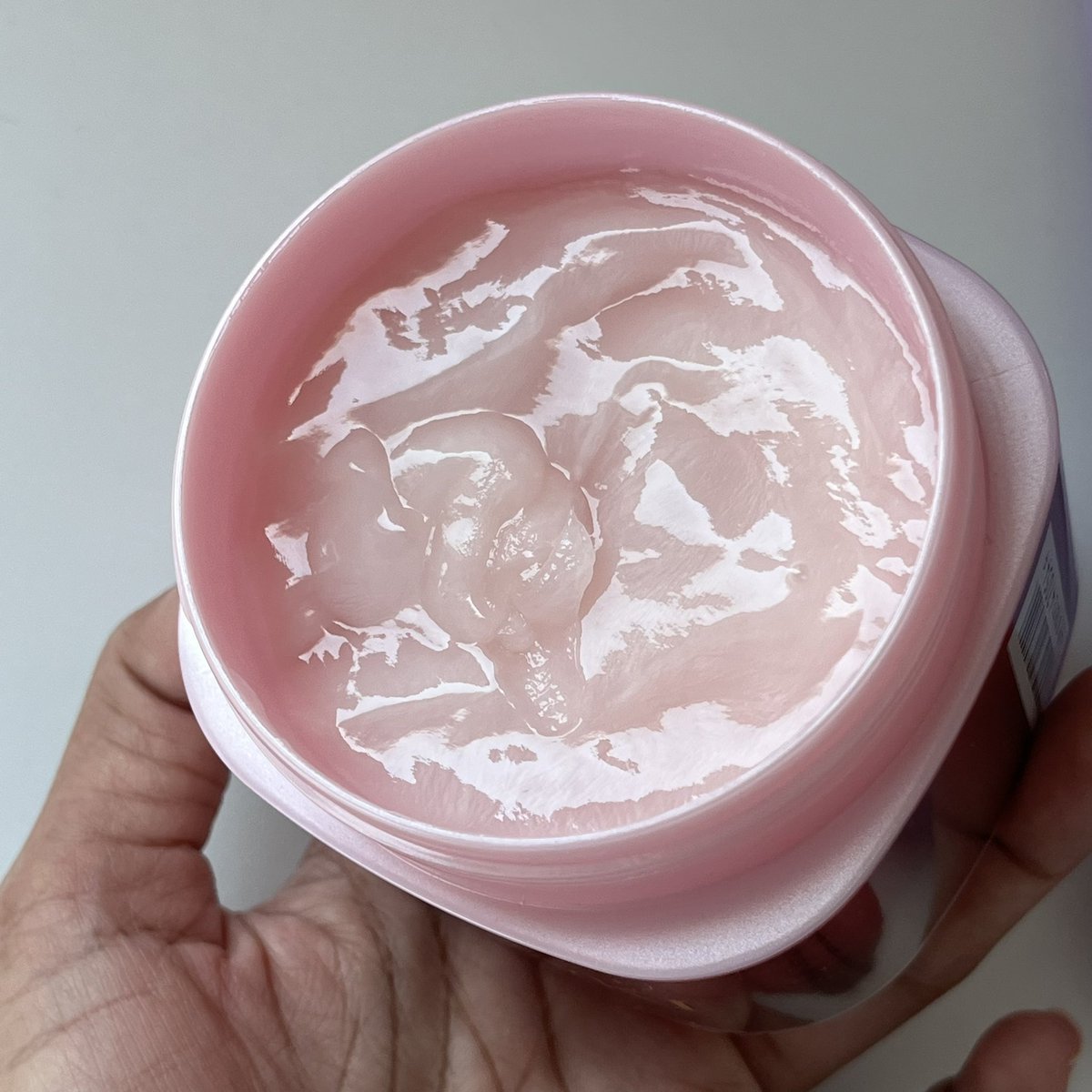 Sawarinni's tweet photo. TSUBAKI repair mask กระปุกสีทอง ใครผมแห้ง/ผมเสีย ไม่อยากหลายขั้นตอน ตัวนี้กู้ชีพสุดๆ ผมสวยเงาและกลิ่นหอมมาก!!!! ผมดูสุขภาพดีขึ้นเยอะเลย ใช้หมักผมหลังสระนวดๆแล้วล้างออกได้เลย ผมนุ่มมากกก ไดร์ง่าย สางง่าย หวีลื่น ผมสุขภาพดีสุดๆไปเลย ตัว repair mask เนื้อเขาแบบเข้มข้นจริงๆ
; https://t.co/3LMVcb6E1C
; https://t.co/dyDj8nbceQ

TSUBAKI ตำนานผมนุ่ม นี่ชอบความหอมละมุนของสูตรสีชมพู ผมหอมฉ่ำสุดๆๆๆๆ ติดใจมาก เรื่องบำรุงคือดีอยู่แล้ว ใครผมเสียแนะนำเลย เนื้อเข้มข้น ผมสลวยสุดๆ ตัวนี้ได้ความหอมหวานแบบติดทนมาด้วย ชอบมากกกก กลิ่นหวานกว่ากระปุกสีทอง แต่เรื่องบำรุงคือเริ่ดมงลงทั้งคู่ 🌸
; https://t.co/b9kRsSDsmN
; https://t.co/aRsgtLlhct