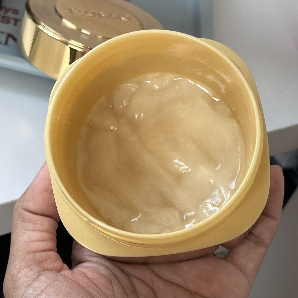 Sawarinni's tweet photo. TSUBAKI repair mask กระปุกสีทอง ใครผมแห้ง/ผมเสีย ไม่อยากหลายขั้นตอน ตัวนี้กู้ชีพสุดๆ ผมสวยเงาและกลิ่นหอมมาก!!!! ผมดูสุขภาพดีขึ้นเยอะเลย ใช้หมักผมหลังสระนวดๆแล้วล้างออกได้เลย ผมนุ่มมากกก ไดร์ง่าย สางง่าย หวีลื่น ผมสุขภาพดีสุดๆไปเลย ตัว repair mask เนื้อเขาแบบเข้มข้นจริงๆ
; https://t.co/3LMVcb6E1C
; https://t.co/dyDj8nbceQ

TSUBAKI ตำนานผมนุ่ม นี่ชอบความหอมละมุนของสูตรสีชมพู ผมหอมฉ่ำสุดๆๆๆๆ ติดใจมาก เรื่องบำรุงคือดีอยู่แล้ว ใครผมเสียแนะนำเลย เนื้อเข้มข้น ผมสลวยสุดๆ ตัวนี้ได้ความหอมหวานแบบติดทนมาด้วย ชอบมากกกก กลิ่นหวานกว่ากระปุกสีทอง แต่เรื่องบำรุงคือเริ่ดมงลงทั้งคู่ 🌸
; https://t.co/b9kRsSDsmN
; https://t.co/aRsgtLlhct