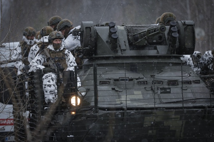 1V14_'s tweet image. Soldiers and a BTR-3E1 of the Ukrainian National Guard during exercises in Prypiat, Kyiv Oblast. 5th of February 2022.