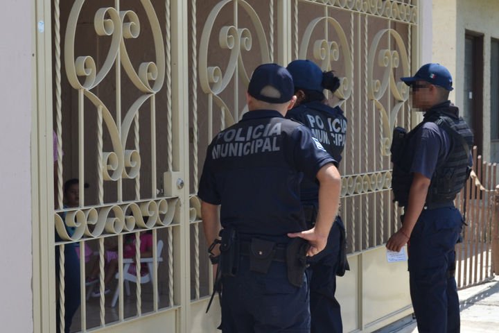 Cuando la mujer de 81 años se disponía a acostarse, le dijo a su marido de 83 años:

—Oye, acabo de mirar por la ventana y creo que la luz del garaje está encendida. ¿Podrías levantarte y apagarla?

Con gran esfuerzo, el anciano se incorporó, abrió la puerta y salió al exterior.