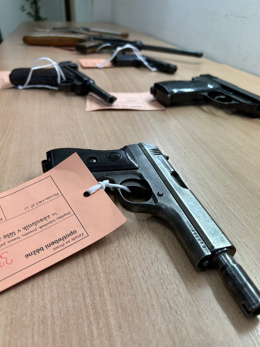 telferova's tweet photo. Zbraňová amnestie v JMK: zatím lidi policii přinesli 72 zbraní a přes 2000 nábojů. Mezi nimi pár rarit: pistole z druhé světové války nebo podomácku vyrobené. Všechny policisti nejdřív vyzkoušejí, jestli s nimi někdo nespáchal trestný čin. https://t.co/4wAop4Fa3N