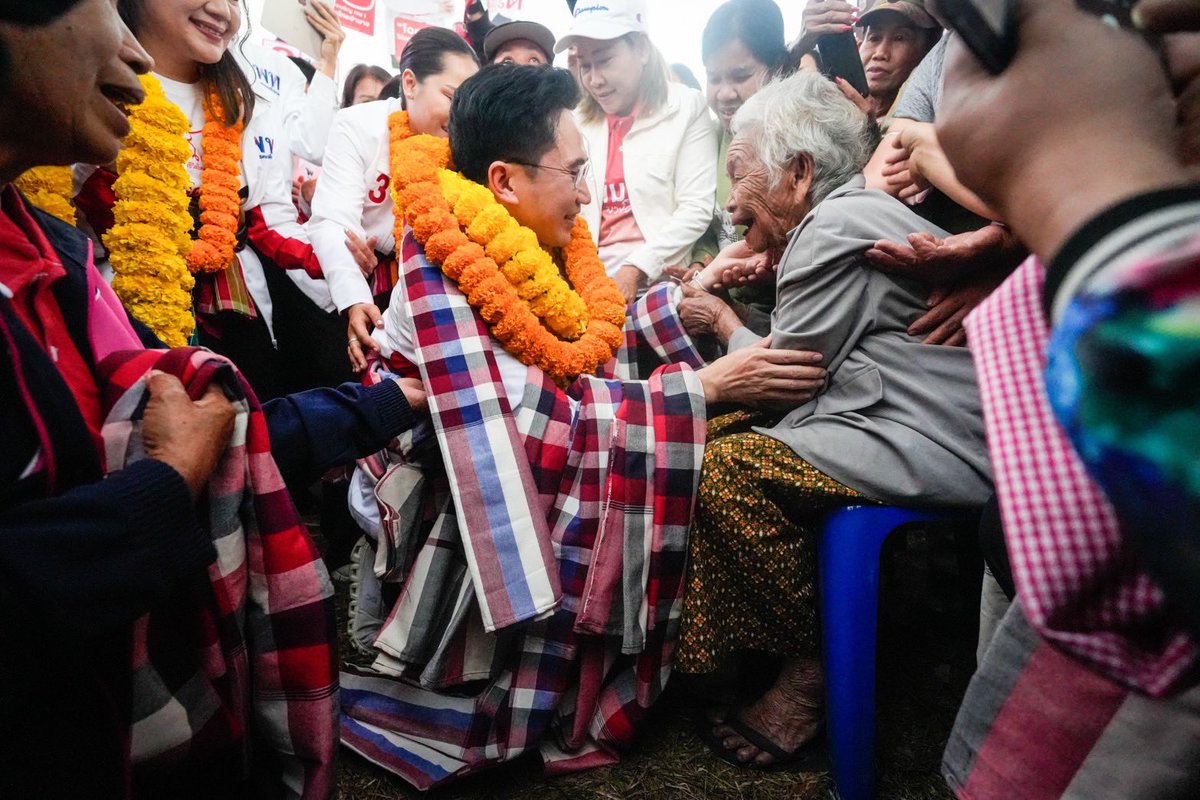 ความไว้ใจจากอีสาน พลังงานจากกระติ๊บข้าวเหนียว และความรักของพี่น้องประชาชน ❤️

เช้าที่ สกลนคร สู่ค่ำคืนที่ อำนาจเจริญ วันนี้เป็นอีกหนึ่งวันกับการเดินทาง 6 เวที ปราศรัยผ่าน 4 จังหวัด (สกลนคร - นครพนม - มุกดาหาร - อำนาจเจริญ)

สิ่งที่ผมได้รับ ไม่ใช่แค่พวงมาลัยยาดมยักษ์,