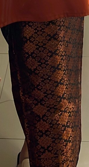 me_n_9yu's tweet photo. @ohmy_beautybank kmrn aku ada pake baju terracota tp lbh gelap drpd km nder, kayanya km bs pake songket warna begini https://t.co/7ALqRlzmhK