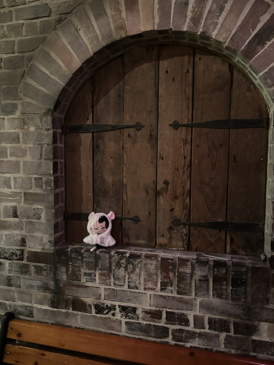 chro_m2's tweet photo. ゲンと東京散歩。
スヌーピーの小屋はやっぱり屋根の上が定位置だよね。
おしゃれな雰囲気の小道でパシャッと。 https://t.co/J1AzNhxaf8