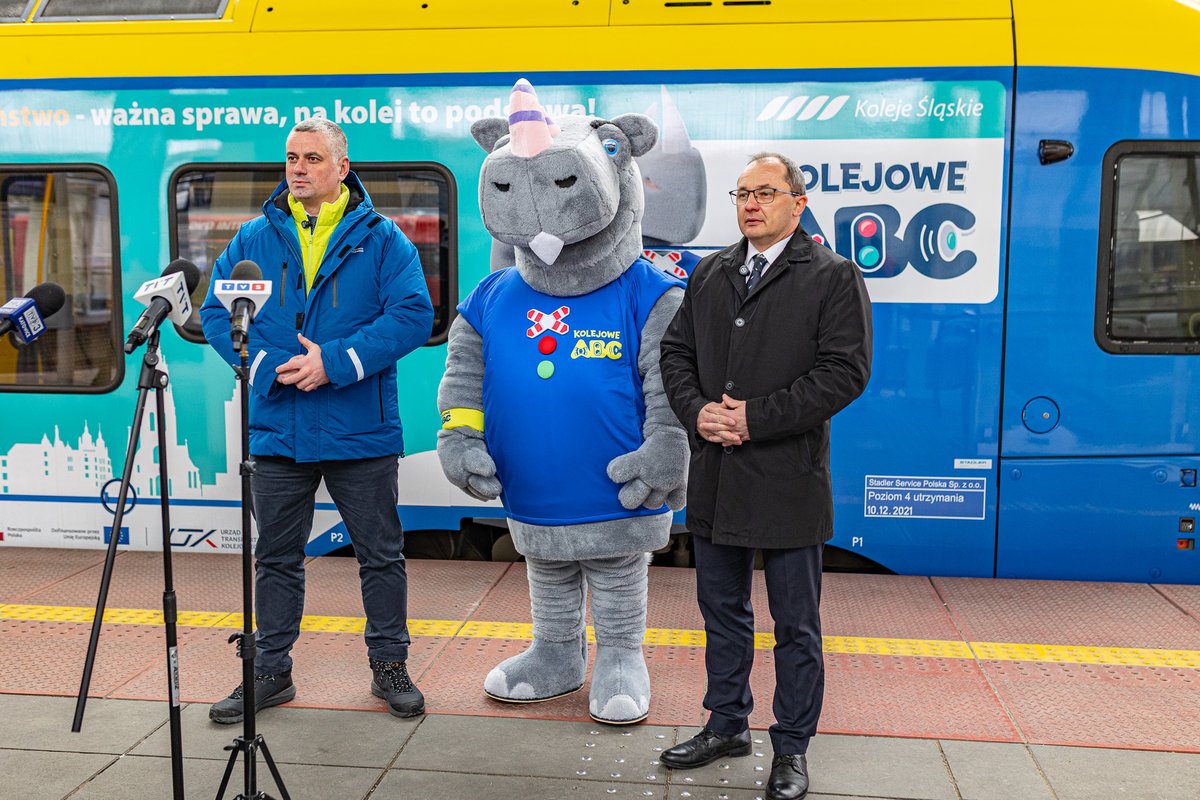 UTKgovpl's tweet photo. Razem z @KolejeSlaskie przypominamy o zasadach bezpiecznego podróżowania koleją. Od dziś nosorożec Rogatek, bohater Kampanii Kolejowe ABC, ma na Śląsku swój specjalny pociąg.
Zobaczcie 👉 https://t.co/0uaQ3daWTv

#kolej #podróż #bezpieczeństwo #FunduszeEuropejskie @fundusze_eu https://t.co/nivicANae6
