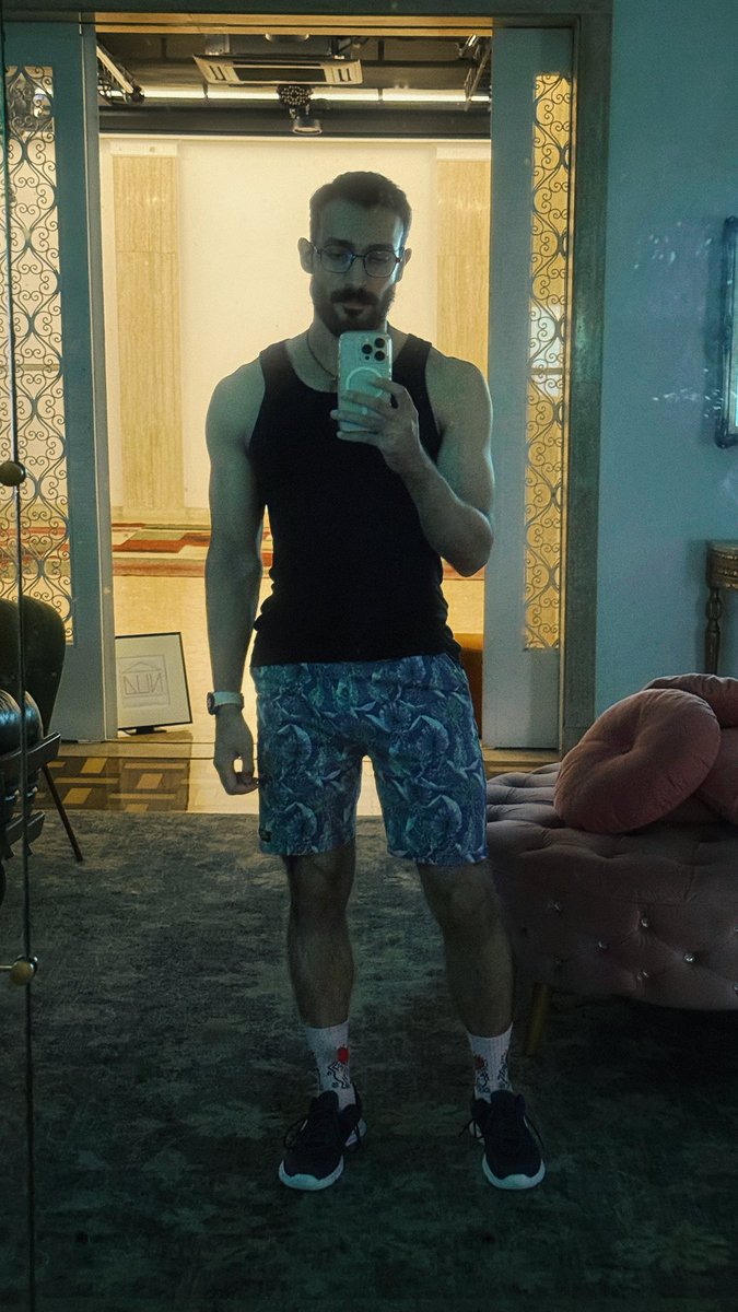 SinaBeizavi's tweet image. همیشه یه چیزی یا یه کسی هست که تلاش می‌کنه برینه به اعصابت!