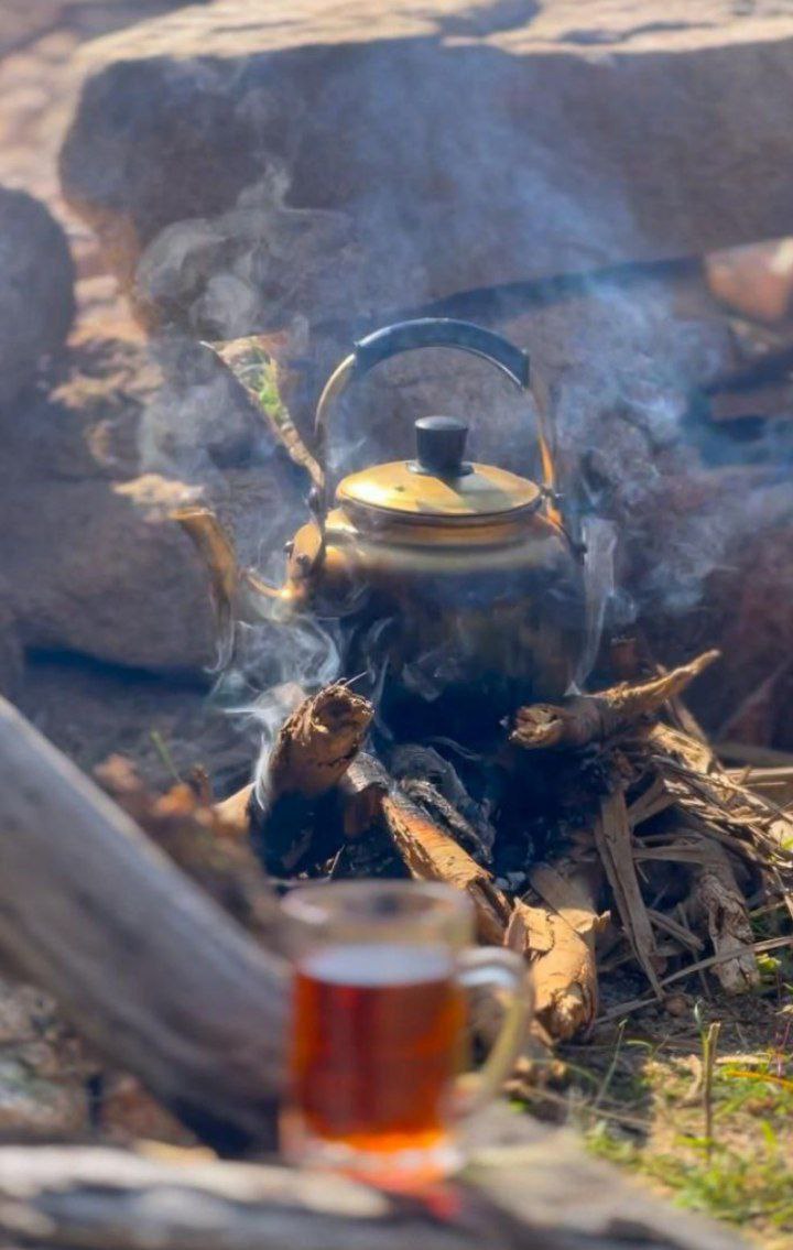 نه در گذشته مانده‌ام،
نه در آینده می‌دوم،
اینجا، میان لحظه‌ای که معنا دارد:)))))