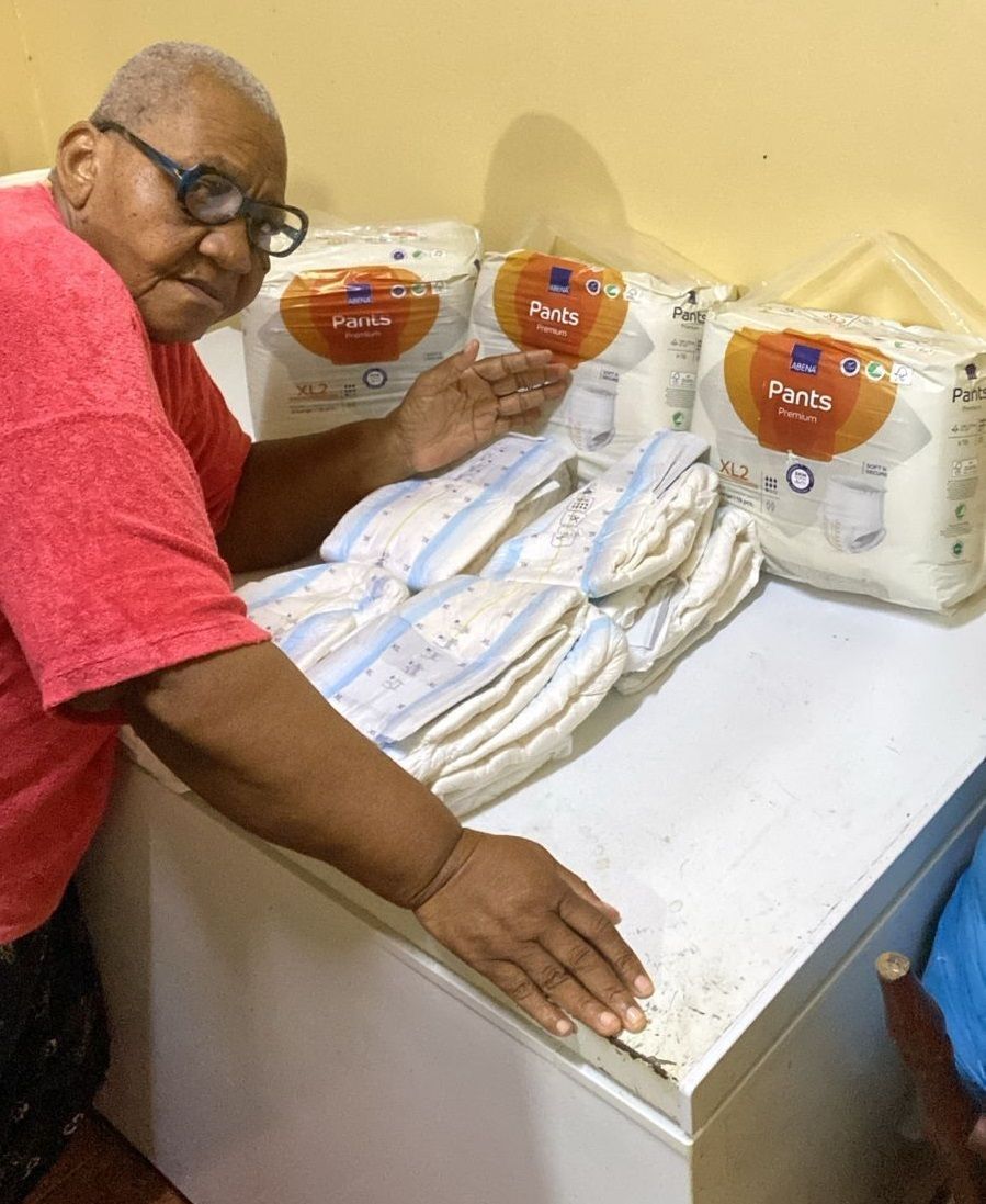 Een oudere dame geholpen met pakketten incomateriaal. Een welkome steun. Het is in Suriname niet altijd verkrijgbaar en wanneer wel, onbetaalbaar

Hulpgoederen versturen kost geld. Doneer je ook via stichting-corantijn.nl/geef/Klik op ‘Geef voor TRANSPORT’.

#samensterkinsuriname