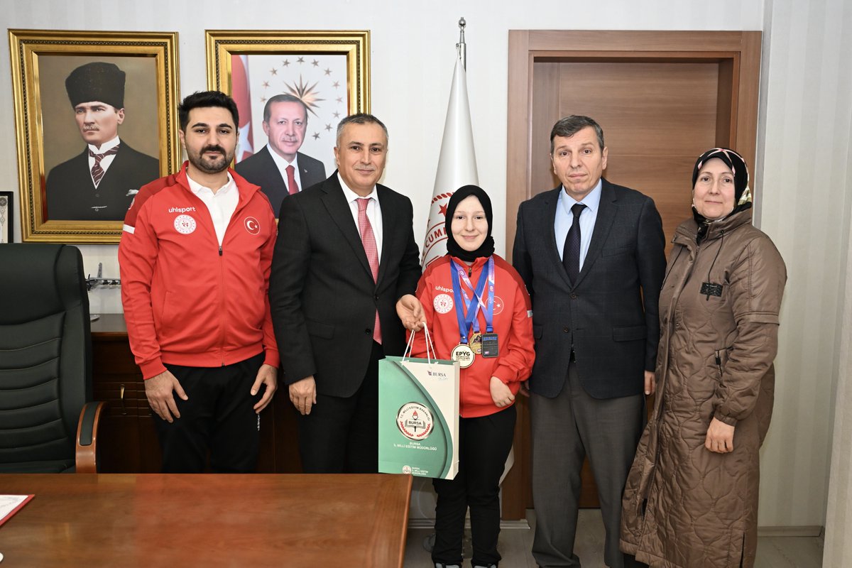 İl Millî Eğitim Müdürümüz Gürhan Çokgezer, Şehit Piyade Er Rahim Keskin Ortaokulu öğrencimiz, Okullararası Paralimpik Yüzme Dünya Şampiyonu Esra Yüce’yi; antrenörü ve ailesiyle birlikte makamında kabul etti.

<a href="/tcmeb/">Millî Eğitim Bakanlığı</a> <a href="/GurhanCokgezer/">Gürhan Çokgezer</a> #bursamem