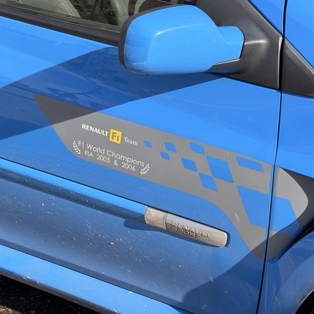 Burgrid16's tweet image. "Team Enstone"
Va dire ça à ma Clio connard