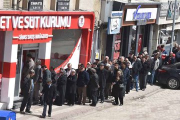 _D_i_E_S_E_L's tweet photo. "Eskiden tüp kuyruğu vardı" diyenler; Eskiden düğünlerde bilezik takıyordunuz.

Hadi şimdi çeyrek takında görelim. https://t.co/LhTApH7ZGB