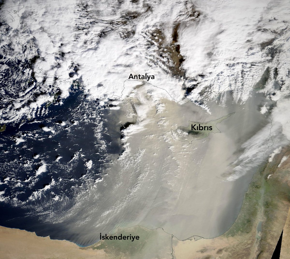 Bugün, Sahra'dan taşınan çöl tozları... 
Buyurun size 'doğal bulut tohumlama'... Binlerce ton çöl tozu... Ha siz yine de uçaktan iki avuç malzeme atıp yağmur yağdırın tabiiii, ya tutarsa...