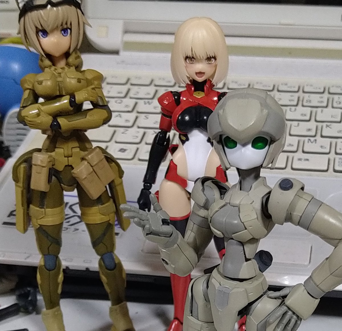 アチェ「ツインテールの日らしいですね」

見事に髪の毛短めの奴等しか居ないな