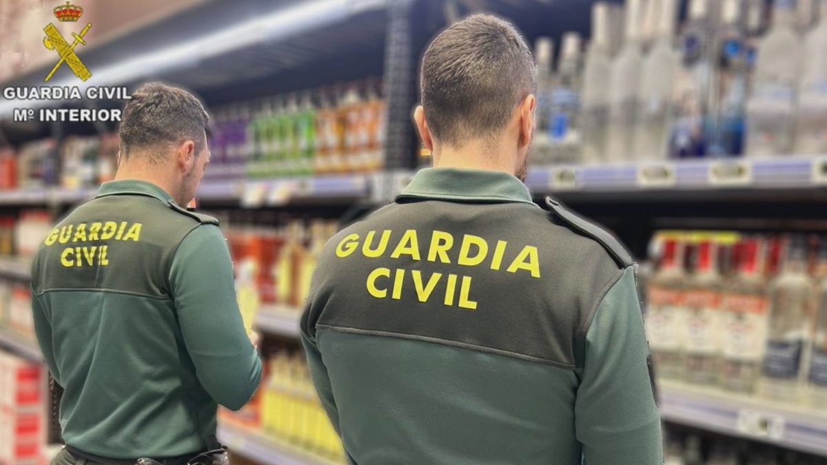 MqGuardiaCivil's tweet photo. La Guardia Civil ha intervenido un total de 4.976 botellas de bebidas alcohólicas en un establecimiento mayorista de El Vendrell por incumplir la normativa vigente en materia de impuestos especiales sobre el alcohol.
#PAFIF
https://t.co/IWYPxHTpv0 https://t.co/gRZBisiKvY