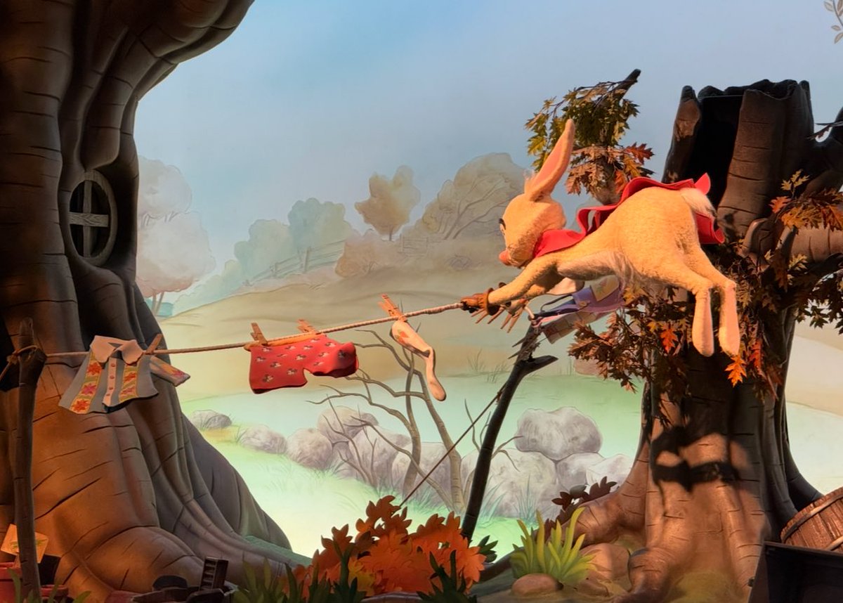 まさかのこの「隠れミッキーパンツ」を狙って撮ってるとしたらかなり