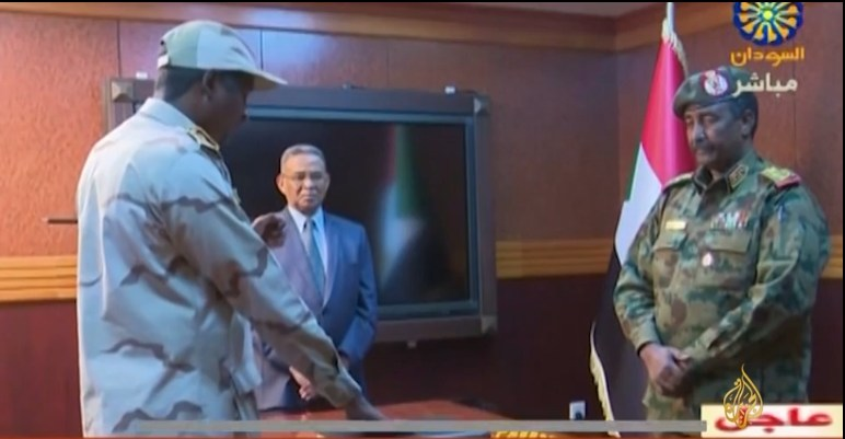 jor3atwa3y's tweet photo. 2018: الجنجويد دخلهم المخلوع الخرطوم
أبريل 2019: البرهان عين حميدتي نائب رئيس مجلس عسكري
يوليو 2019: البرهان ألغى المادة 5 من قانون الدعم السريع  
أغسطس 2019: دمبلاب حل هيئة العمليات وسلم مقارها للجنجويد
والعساكر أصروا على أن الإصلاح الأمني (اختصاص المكون العسكري)
كلو من القحاتة! https://t.co/6RIjtUwlTP