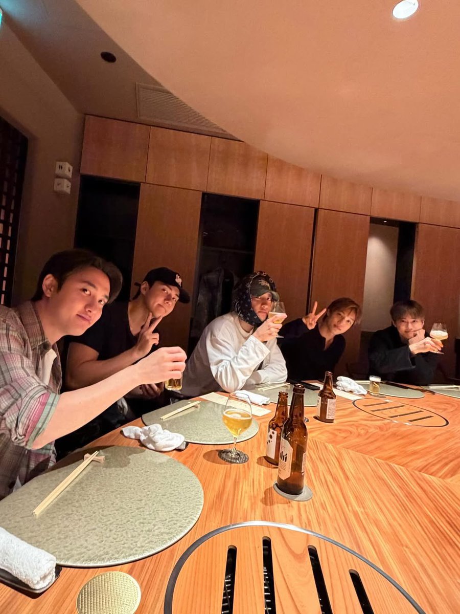 xunhuas's tweet image. We finally got new EXO group dinner photos in 2026 🥺🤍