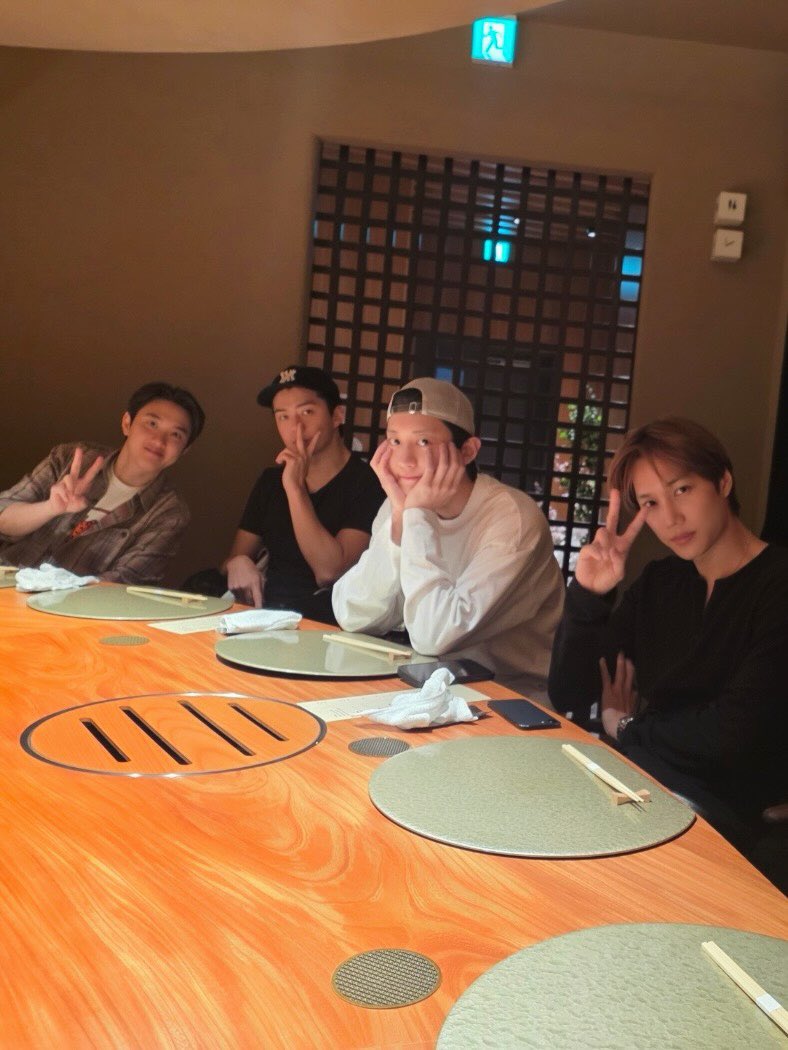xunhuas's tweet image. We finally got new EXO group dinner photos in 2026 🥺🤍