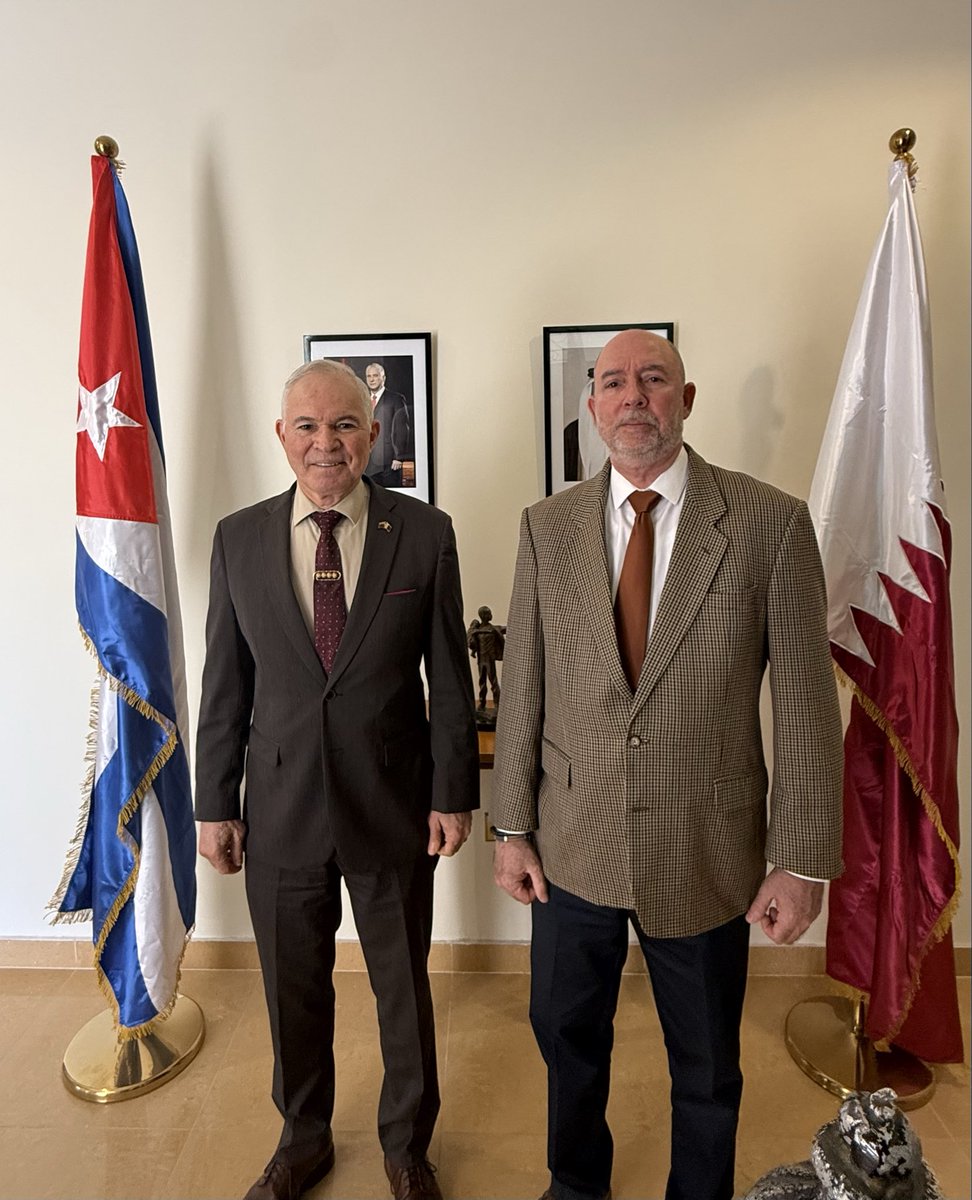 سعدت اليوم بلقاء سعادة السيد كارلوس خوسيه ماتا فيغيروا سفير جمهورية فنزويلا البوليفارية في دولة قطر، حيث تحدثنا عن علاقات الودية التي توحد شعبينا وآخر الأحداث في المنطقة 🇨🇺🇻🇪

#كوبا