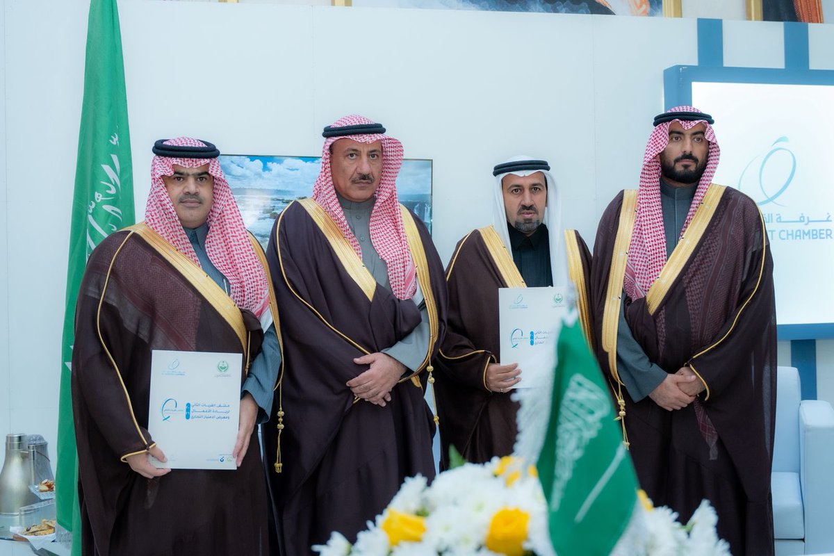 📝🤝 ضمن فعاليات #ملتقى_القريات_الثاني_لريادة_الأعمال ومعرض الامتياز التجاري، شهد سعادة محافظ القريات الدكتور طلال بن مشل التمياط وسعادة نائب رئيس اتحاد الغرف السعودية توقيع اتفاقية تعاون بين #غرفة_القريات و #غرفة_الباحة، مثلها سعادة رئيس غرفة القريات الأستاذ عبدالله العبدلي