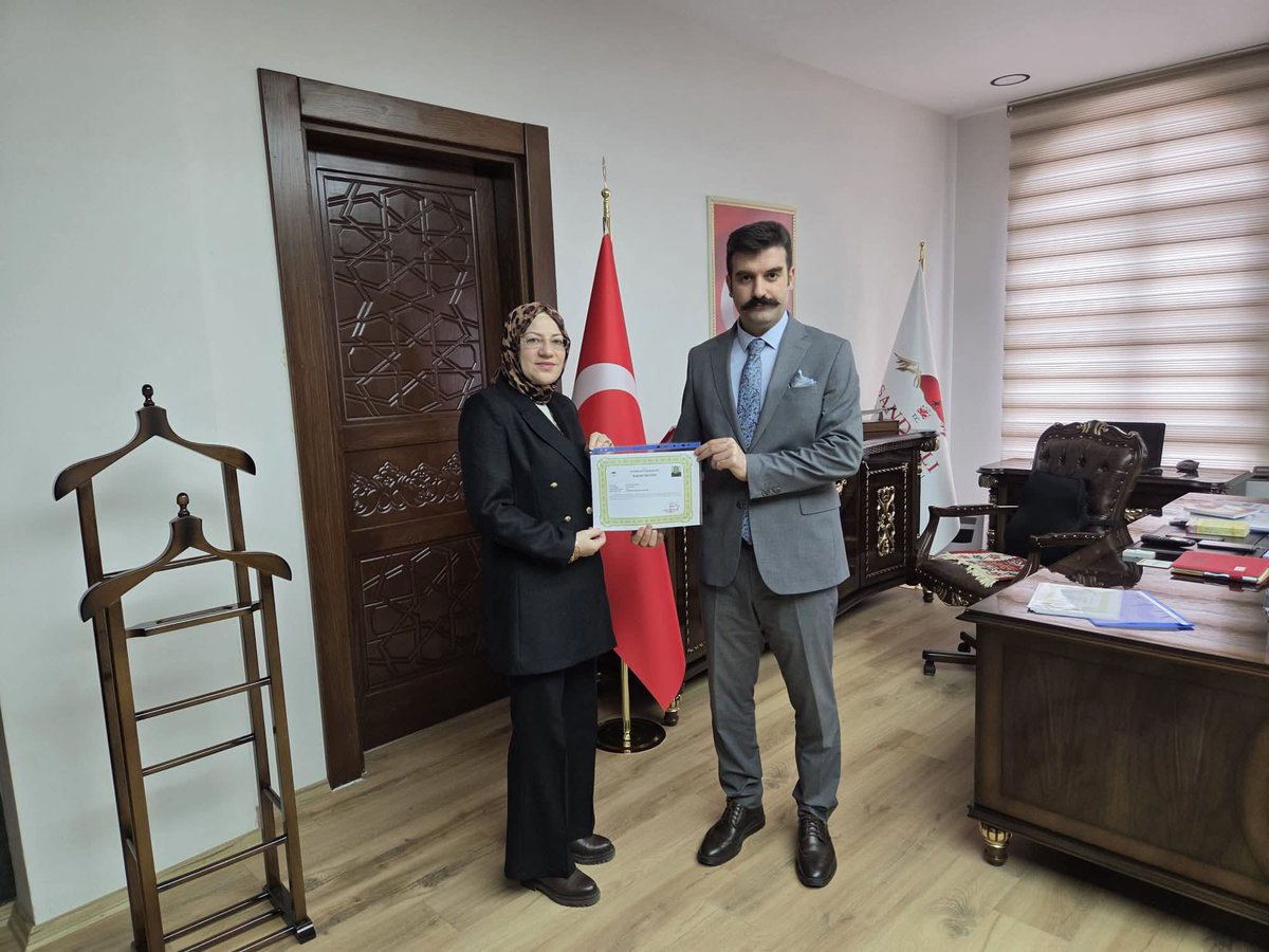 “Sandıklı’nın Ruhu Ailede Saklı: Paylaş, Sev, Mutlu Ol!” Projesi kapsamında görev alan kurum amirleri ve personellerimize, başarı belgeleri Kaymakamımız Selçuk YOSUNKAYA tarafından takdim edildi.