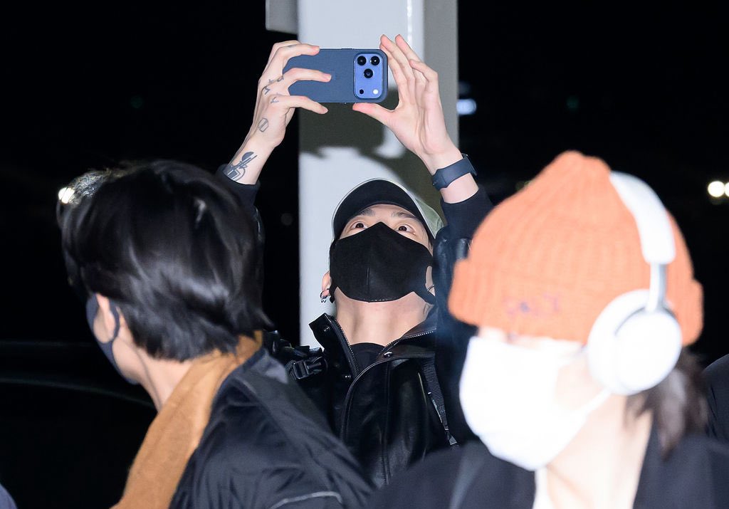 dreamjeons's tweet photo. jungkook filming the members with his brand new iphone 17 (gcf incoming) https://t.co/xV9ICPoHqm
