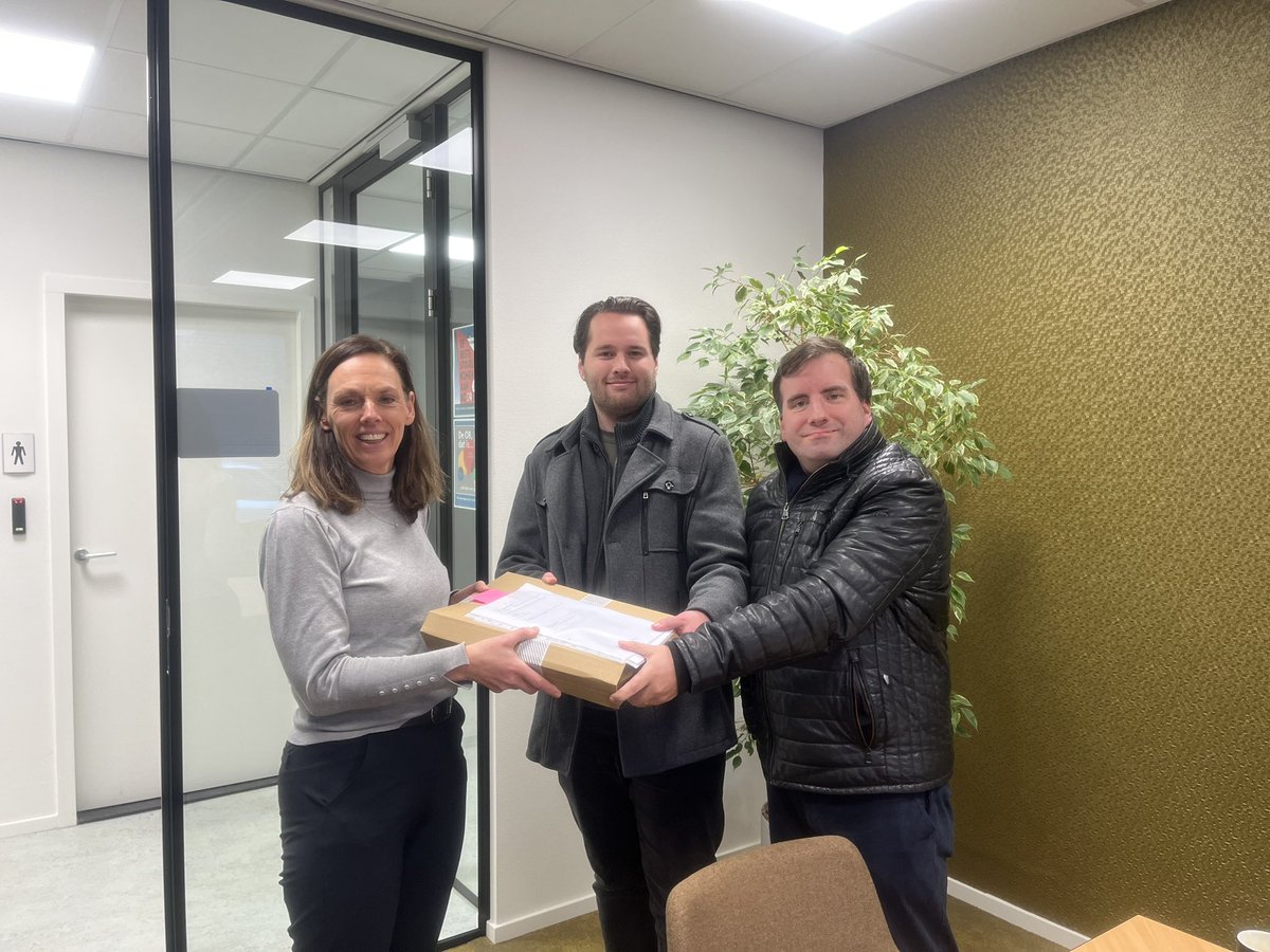 Trots! Vandaag onze volledige kandidatenlijst ingeleverd.
Al onze 16 toppers prijken straks op het Sliedrechtse stembiljet!
#SliedrechtKiest #HetRoerOm #SliedrechterOpEén