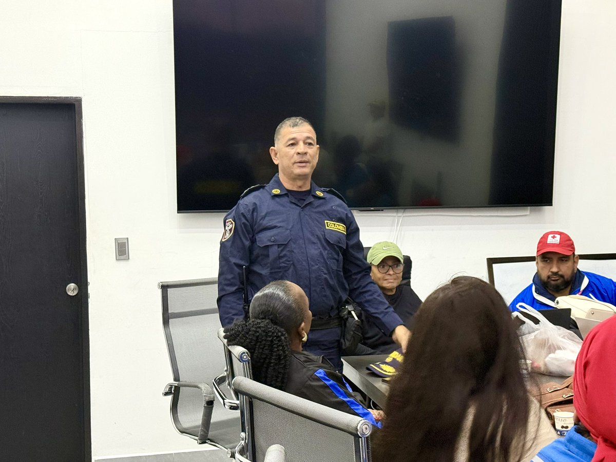 AdolfoRomeroB's tweet photo. 🚨 #AEstaHora me reúno junto a mi gabinete con el Consejo Municipal de Gestión del Riesgo para evaluar los daños y atender las emergencias por las fuertes lluvias en Apartadó. 🌧️

Seguimos trabajando para proteger la vida y el bienestar de nuestra gente. 💪

#GestiónDelRiesgo https://t.co/yl6WdZImWb
