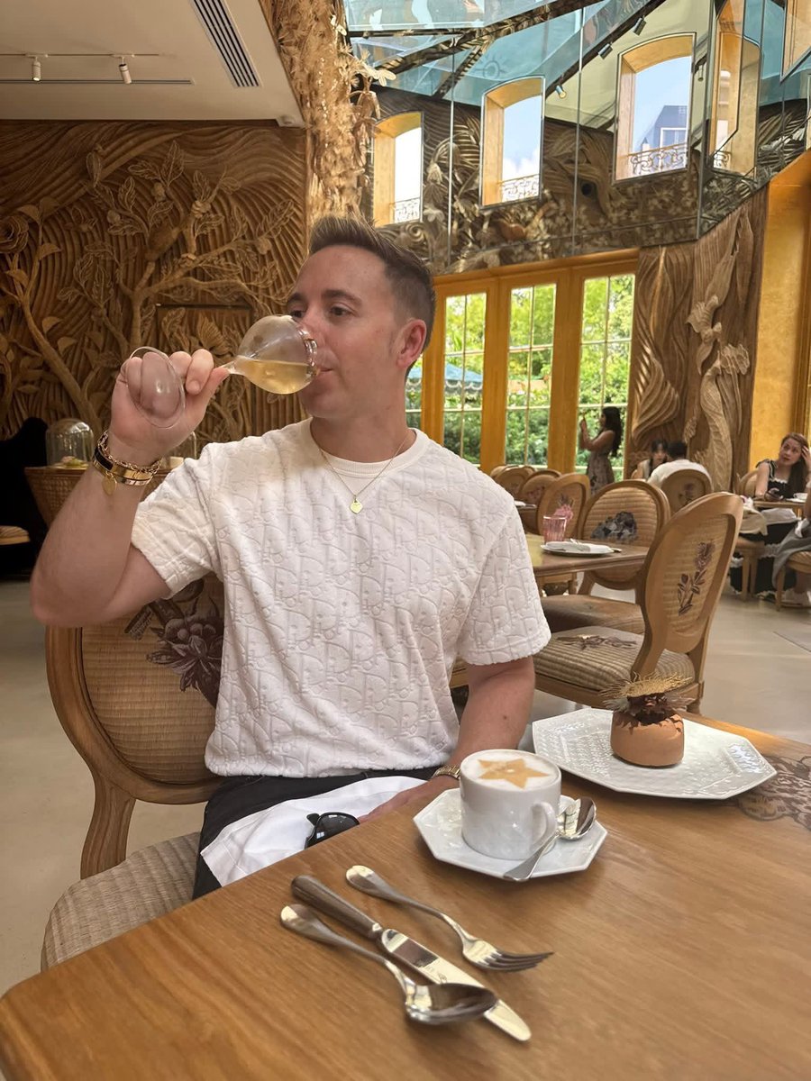 johngalea's tweet photo. ☕️ 🍰 🥂 Aftertnoon Tea in @Dior Gold House in #Bangkok #diorcafe #johngalea https://t.co/Dj1XbK0wjj