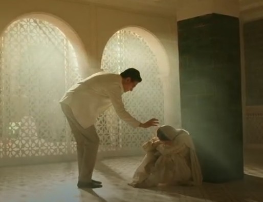 Koi please samjhaega humme.  What is this unspoken  closeness btwn Fareed and Kausar?  Why are they showing that she doesn't have any problems not wearing a parda in his presence. And why do they both feel "normal" touching one another like in this photo? #SeherHoneKoHai  #shkh