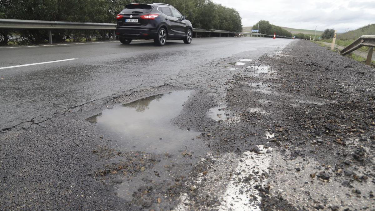 Esto es una vergúenza, en cualquier autopista, carretera comarcal, calle de tu ciudad, baches y baches, peligro y mas peligro. Verguenza de dirigentes de las Administraciones...