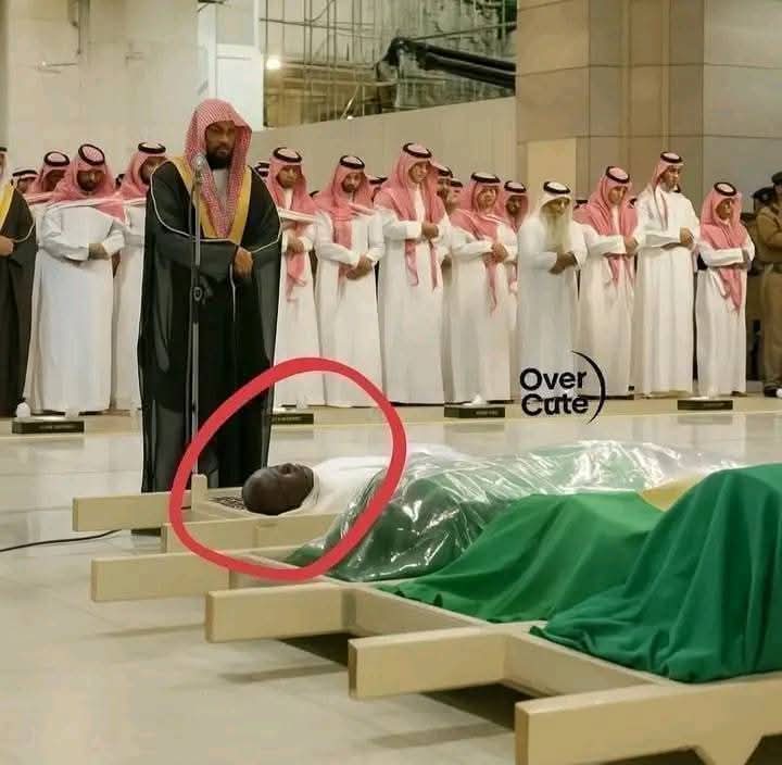 🔵الرجل المتـــوفى الظاهر في الصورة يصلون عليه في المسجد الحرام مكشوف الوجه .. ما السبب؟؟

لأنه مـات وهو مُحرم ومن مـات مُحرماً سواء أكان معتمراً أم حاجاً كُفن في ثوبه مكشوف الوجه والرأس .
👈 وهذا ما جاءت به السنة النبوية ، فالنبي ﷺ  لما مـات رجل في إحرامه قال ﷺ : 
(كفنوه في