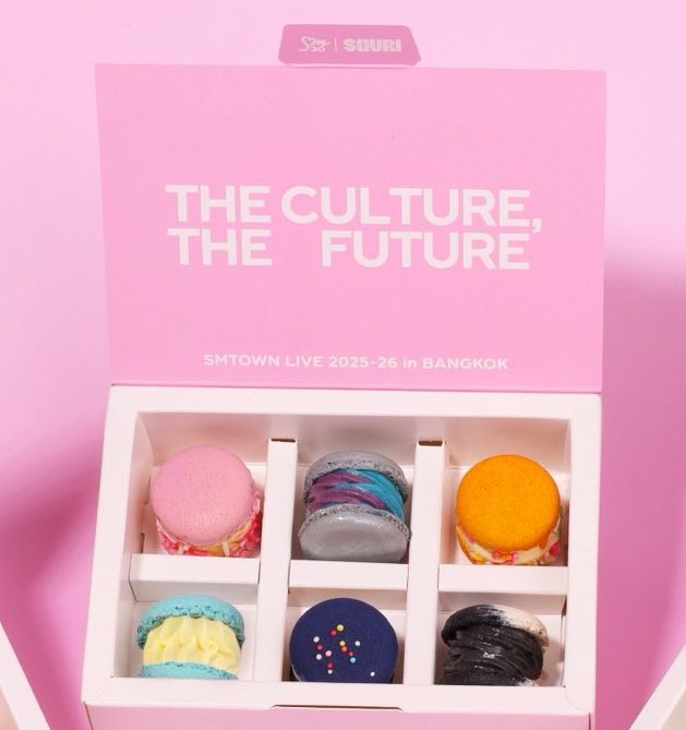 saraanghong's tweet image. ในเซตมีมาการองซึงฮันที่โรยหน้าอยู่ก้อนเดียว  พอสีน้ำเงินเข้มมาอยู่กับเม็ดสีๆนี้แล้วน่ารักมาก เหมือนโพสต์อิทกับกับคอนเฟตติที่อยู่ในคอนเซปต์อัลบั้มของซึงฮันเลย