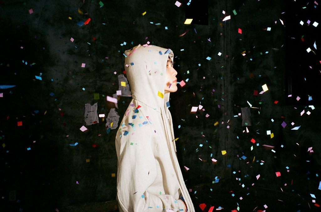 saraanghong's tweet image. ในเซตมีมาการองซึงฮันที่โรยหน้าอยู่ก้อนเดียว  พอสีน้ำเงินเข้มมาอยู่กับเม็ดสีๆนี้แล้วน่ารักมาก เหมือนโพสต์อิทกับกับคอนเฟตติที่อยู่ในคอนเซปต์อัลบั้มของซึงฮันเลย