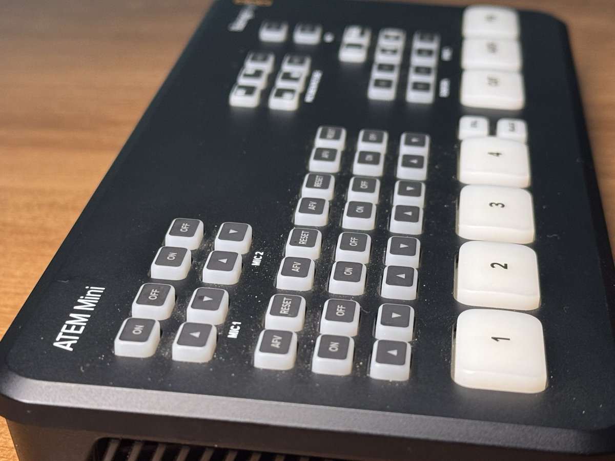 leeonasc_'s tweet photo. Vendo ATEM Mini - Switcher de Vídeo Full HD para Lives
• 4 entradas HDMI
• Saída HDMI + USB-C (funciona como webcam)
• Resolução até 1080p60
• Chroma Key (fundo verde)
• Mixer de áudio integrado
• Player de mídia (logos e imagens)
• Até 4 camadas de vídeo

Valor R$1900,00 https://t.co/7dwqYlxNSc