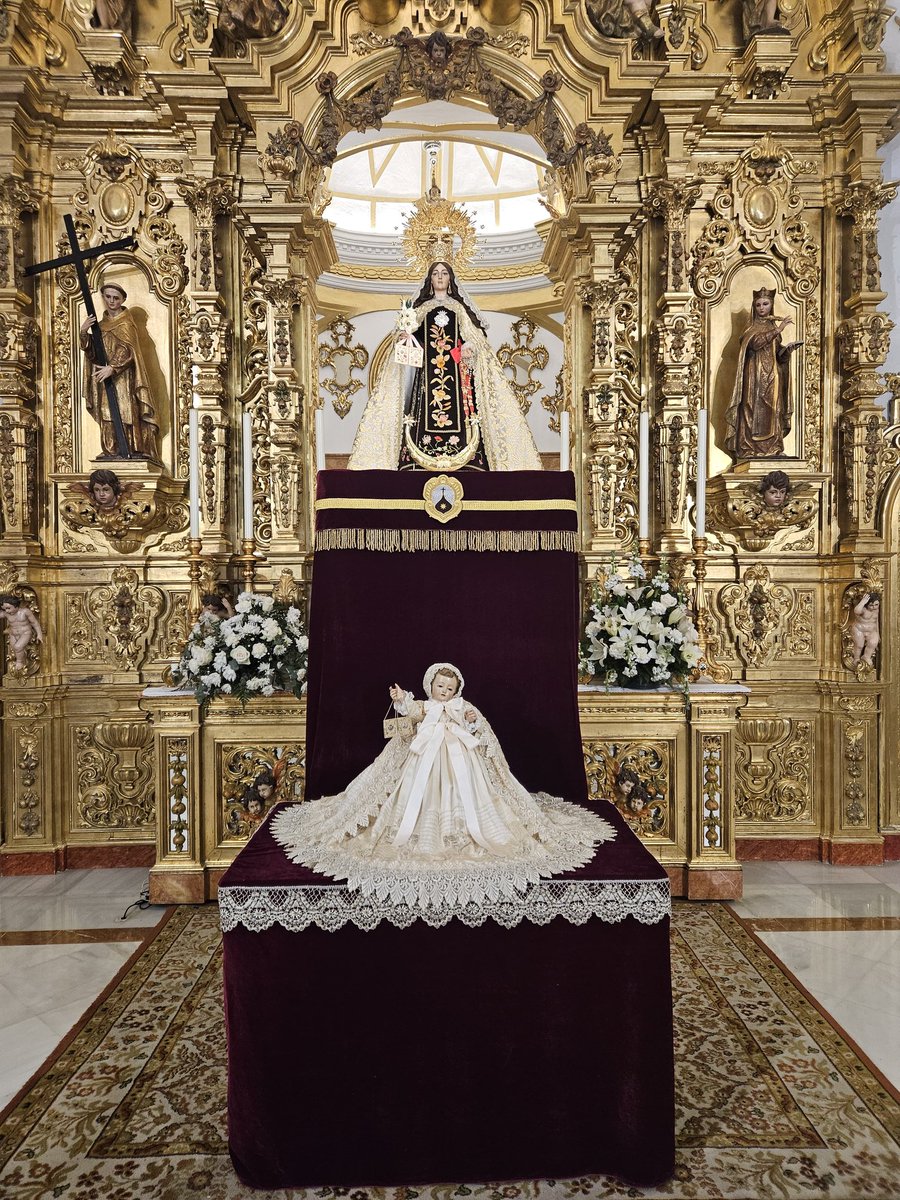 El Divino Infante ya se encuentra dispuesto para su Besamanos en la Festividad de la Candelaria.

El Niño de la Virgen ya se encuentra entronizado bajo este dosel, ataviado con el típico traje de cristianar, una joya textil del año 1898 que posee esta Real Archicofradía.