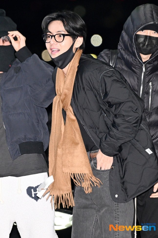 taehyvngpics's tweet image. KIM TAEHYUNG LOOKS SO GOOD