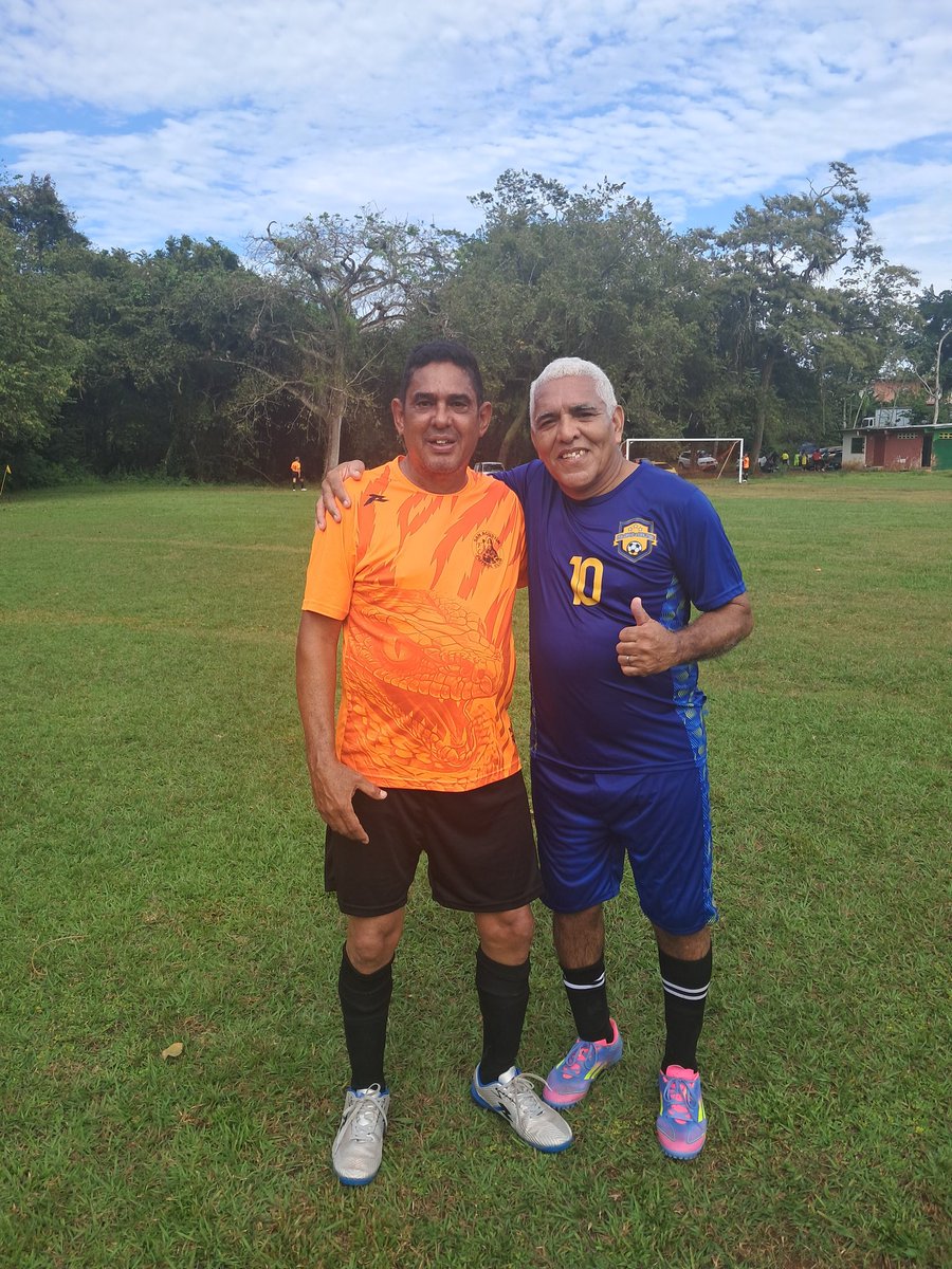 Con mi amigo.yito haciendo  lo q nos gusta, gracias a  dios.