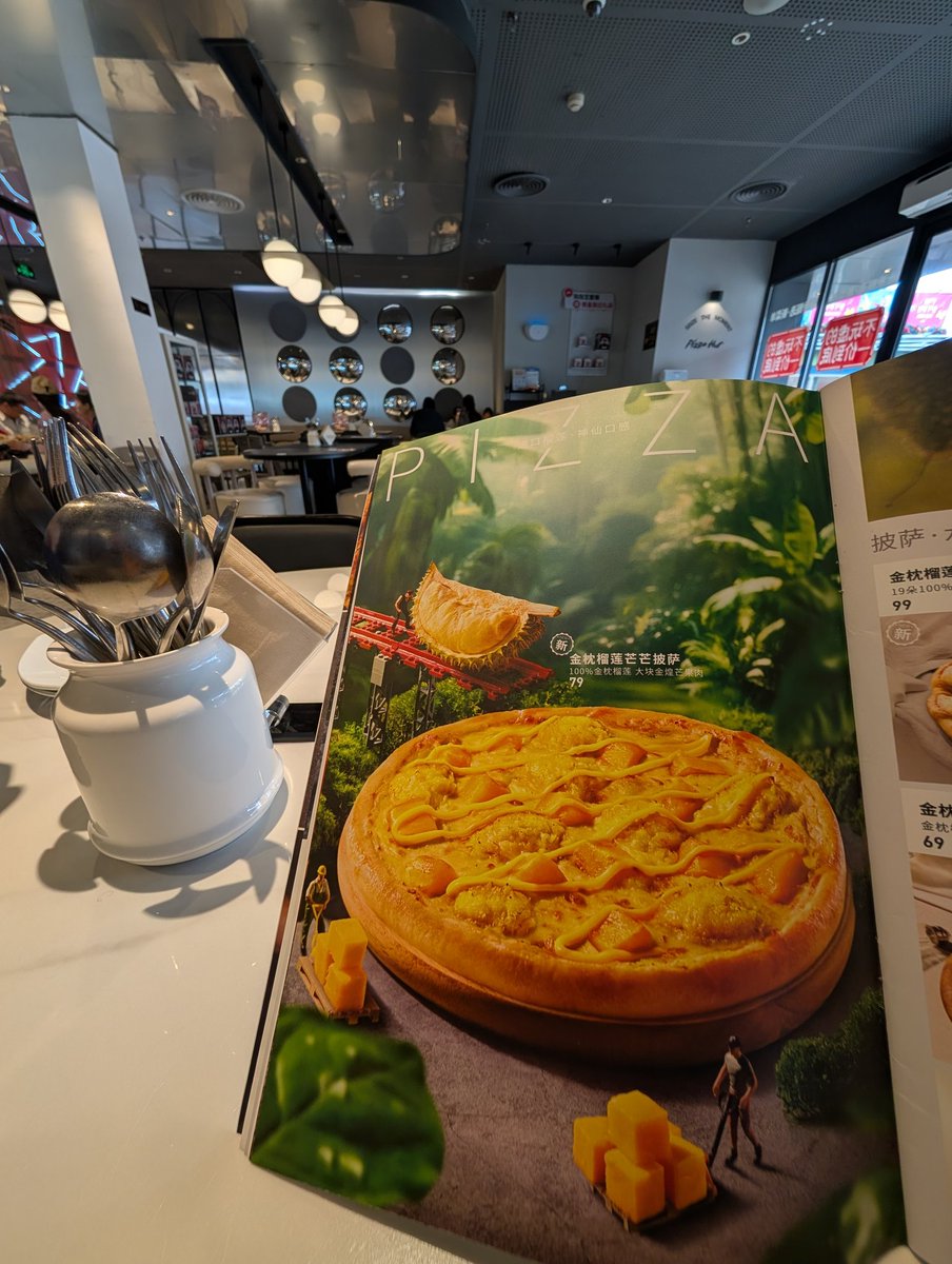 BlueHeartsUWS's tweet image. First time trying #durian pizza last weekend at #PizzaHut of all places. It had pineapple chunks also. It was just a creamy fruit pizza than anything else. 
#Shenzhen #DurianPizza
#ドリアンピザ 初めて食べた
深圳