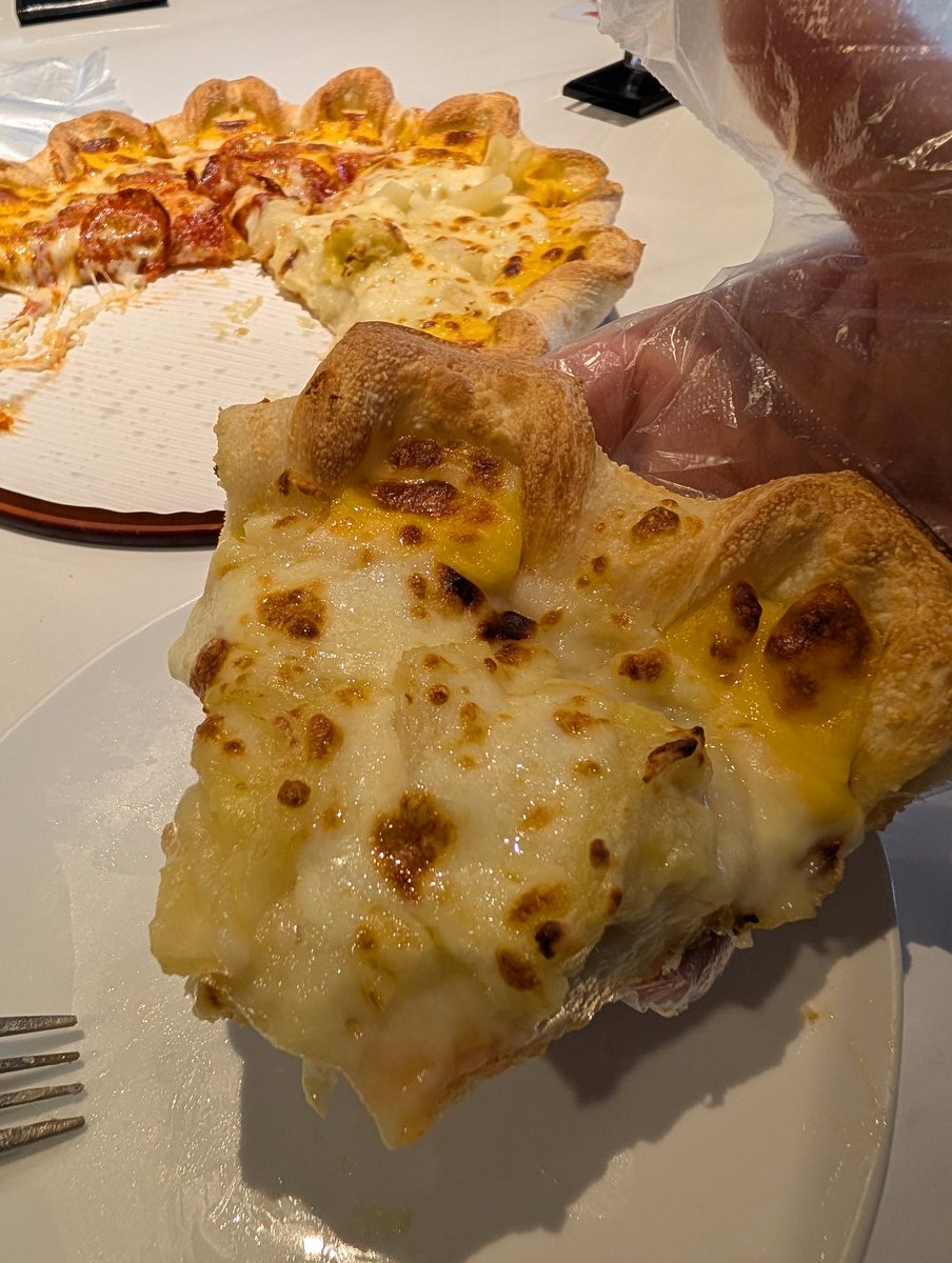 BlueHeartsUWS's tweet image. First time trying #durian pizza last weekend at #PizzaHut of all places. It had pineapple chunks also. It was just a creamy fruit pizza than anything else. 
#Shenzhen #DurianPizza
#ドリアンピザ 初めて食べた
深圳