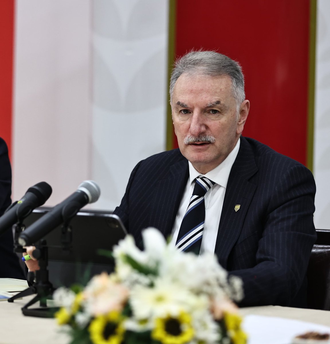 OfisTMO's tweet photo. 🏢 TMO MERKEZ VE TAŞRA BİRİMLERİ KOORDİNASYON TOPLANTISI GERÇEKLEŞTİRİLDİ

✅ Toprak Mahsulleri Ofisi (TMO) Merkez ve Taşra Birimleri Koordinasyon Toplantısı, Yönetim Kurulu Başkanı ve Genel Müdürümüz Ahmet Güldal’ın Başkanlığında; Genel Müdür Yardımcılarımız, Merkez ve Taşra Teşkilat yöneticilerimizin katılımıyla gerçekleştirildi.

​✅ Açılış konuşmasında faaliyet alanımızdaki tüm ürünlere dair kapsamlı değerlendirmelerde bulunan Genel Müdürümüz; milli servet niteliğindeki stoklarımızın korunması noktasında gösterilecek hassasiyetin kritik önemini vurguladı.

✅️ Son yıllarda Kurumumuza önemli sayıda personel alımı gerçekleştirildiğine dikkat çeken Genel Müdürümüz; kurumsal aidiyetin güçlendirilmesi ve uyum sürecinin önemine değindi.

✅ Birim amirlerimizin tek tek söz alarak kendi sorumluluk alanlarında yürütülen çalışmalar hakkında bilgi aktardığı toplantıda, tüm işyerlerimiz nezdinde ayrıntılı değerlendirmeler yapıldı.

✅ Toplantının sonunda personelimize gayretleri için teşekkür eden ve başarı dileklerini ileten Genel Müdürümüz, Birim Amirlerimiz aracılığıyla tüm teşkilatımıza selamlarını gönderdi.

📸 Toplantı, aile fotoğrafının çekilmesiyle tamamlandı.