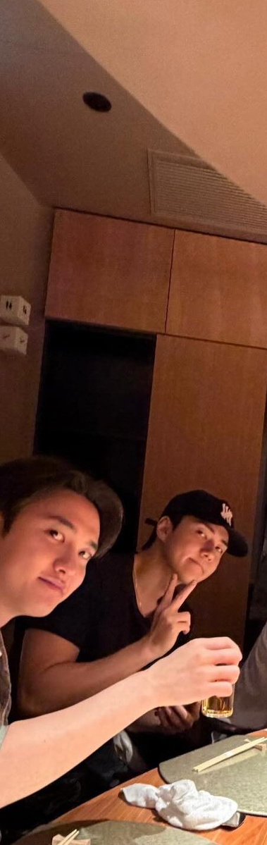Hello?!!!! Sehun's biceps?????? 👀👀👀👀