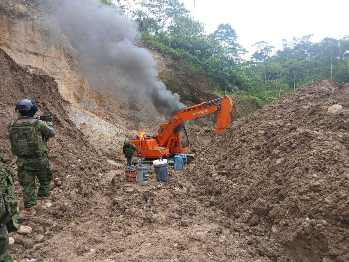 ARCOM_Ecu's tweet photo. 🚨⚒️ ARCOM y Fuerzas Armadas ejecutaron un operativo contra la minería ilegal en el cantón Santiago, provincia de #MoronaSantiago.
🚫 Inutilización de maquinaria
🌎 Protección del territorio
👮♂️ Control permanente en áreas libres.
#ARCOM #ControlMinero #MineríaIlegal https://t.co/V30rzdVtuo