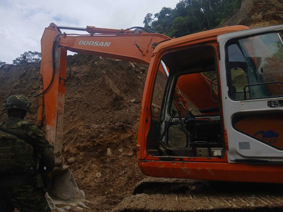 ARCOM_Ecu's tweet photo. 🚨⚒️ ARCOM y Fuerzas Armadas ejecutaron un operativo contra la minería ilegal en el cantón Santiago, provincia de #MoronaSantiago.
🚫 Inutilización de maquinaria
🌎 Protección del territorio
👮♂️ Control permanente en áreas libres.
#ARCOM #ControlMinero #MineríaIlegal https://t.co/V30rzdVtuo