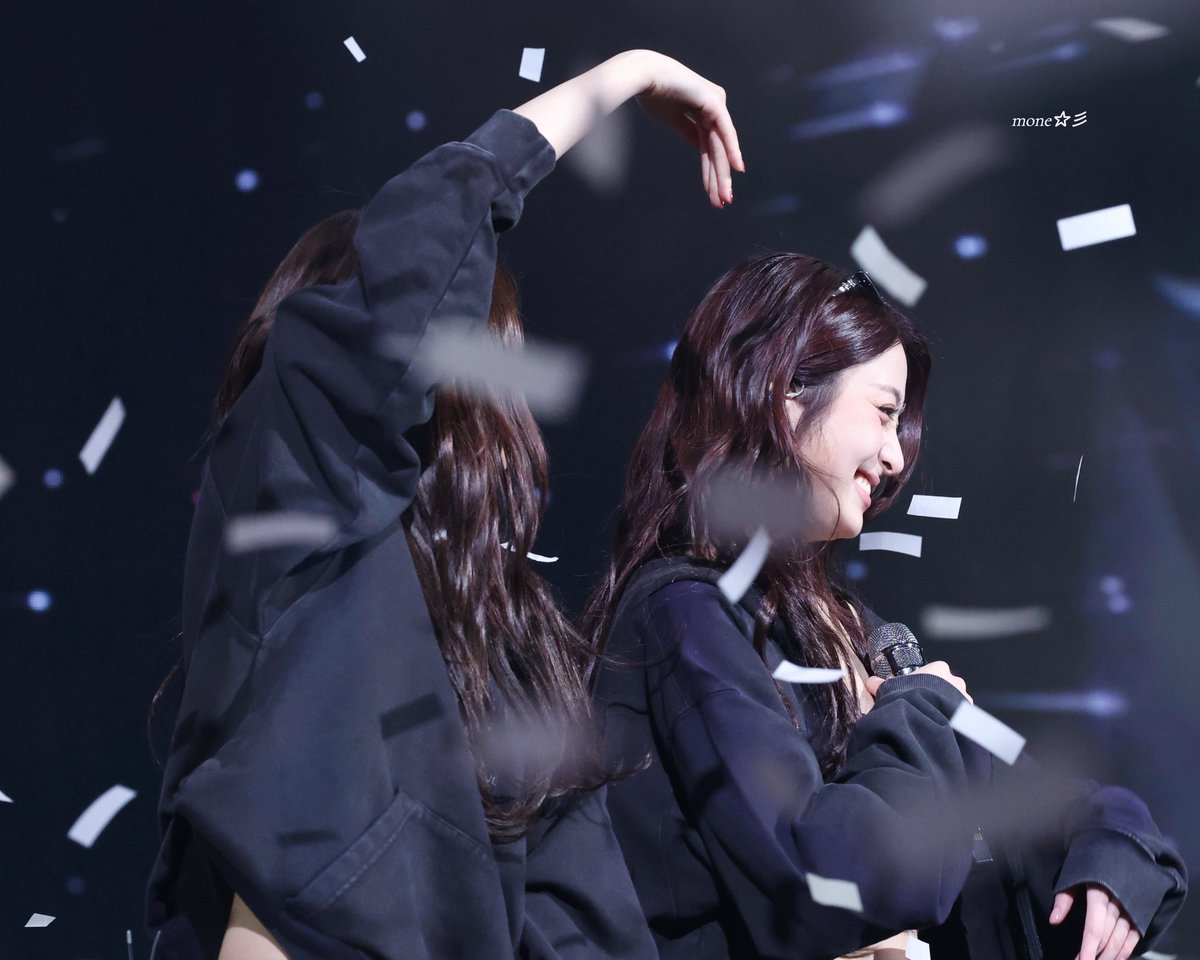 260201 EASY CRAZY HOT ENCORE

チャメズ4コマ🫢❤️‍🔥

#허윤진 #HUHYUNJIN #YUNJIN #윤진 #ユンジン #자매즈  #홍은채 #르세라핌 #LE_SSERAFIM