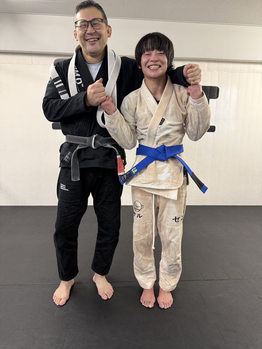 DJhoribou's tweet photo. 帯が届いた。巻く勇気がなくって、練習終わりに先生に巻いてもらった。
どんどん強くなる白帯男子仲間達に今日もこてんぱんにされたよ。
ゆっくりじっくりしつこく青帯の実力をつける。青帯の覚悟を持つ。
スー先生＆練習組んでくれる仲間達。いつもありがとう。強い練習相手になれるように俺頑張る。 https://t.co/OOKFOoe6Ax