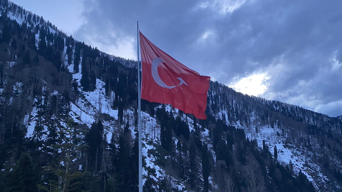 letjungcookk7's tweet photo. bu bayrağı indirmeye çalışan herkesin anasını sikiyim #türkiyem #rizem https://t.co/IgCdF5TRql