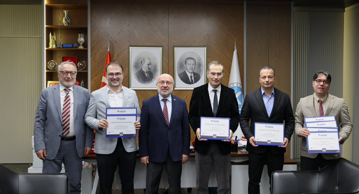 Kayseri Üniversitemizde [<a href="/kayseriedu/">Kayseri Üniversitesi</a>] MEDEK [<a href="/MEDEKMEK/">MEDEK</a>] tarafından tam akreditasyon sağlayan 8 önlisans programının akreditasyon belgelerini MYO müdürlerimize takdim ettik.

Bu süreçteki gayretli ve özverili çalışmalarından dolayı tüm mesai arkadaşlarıma yürekten teşekkür