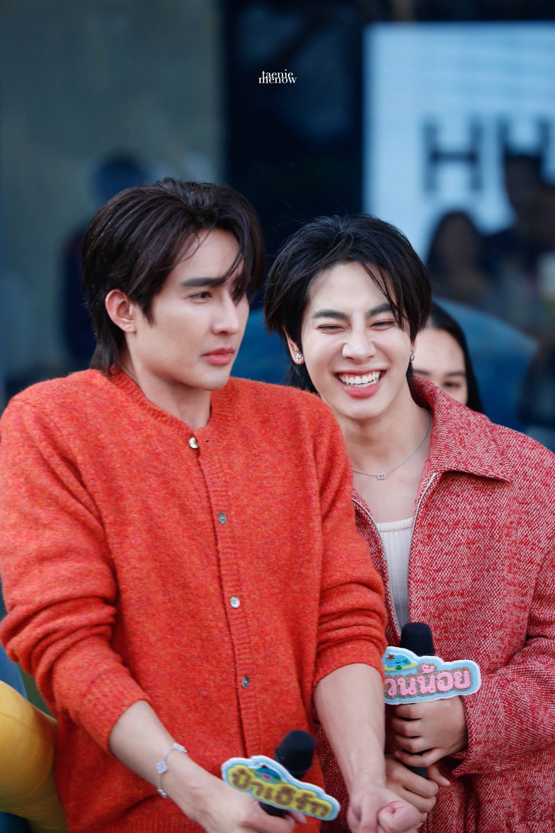taeniemenow's tweet photo. เป็นรูปที่ทุกอย่างเกิดมาก อ้วนน้อยที่กำลังยิ้มแฉ่งกับป๋าที่กำลังโดนโอ้นชนเบียดมาอีกที 555555555555

#สนามอ่านเล่น2026xEarthMix
#เอิร์ทมิกซ์ #EarthMix #MRSATURNWORLD https://t.co/By2PpStqer